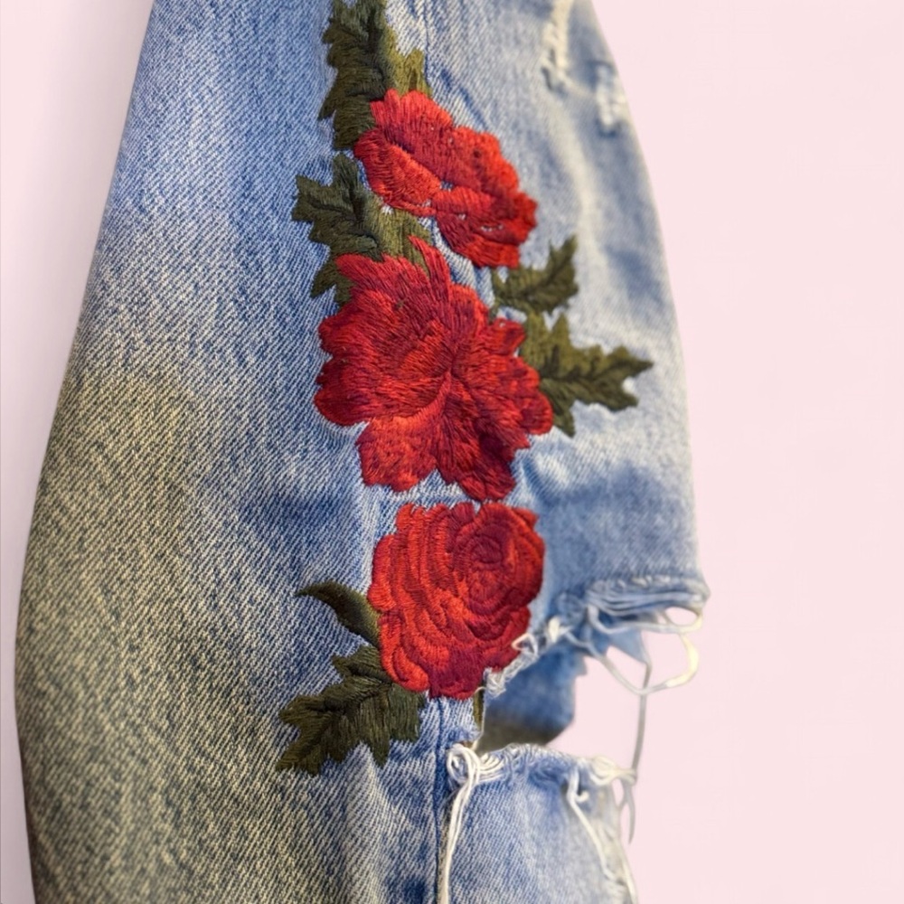 Levi’s 501 Size 26 Taper Floral Rose Embroidered Distressed Jeans - RARE✨ - Picture 7 of 14